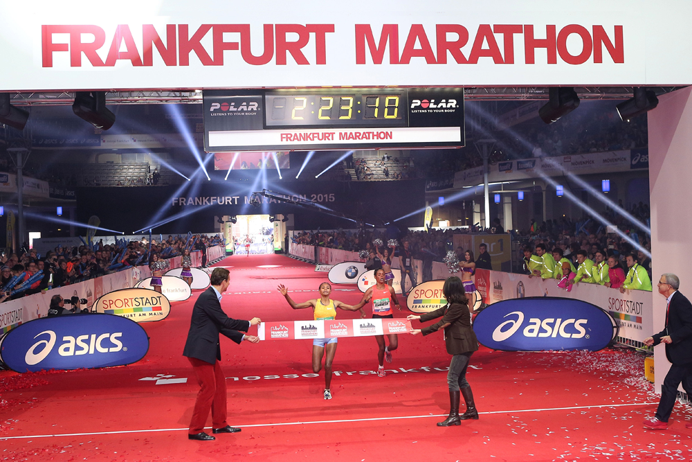 Frankfurt-Marathon-2015-Zieleinlauf-Damen