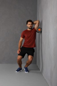 Faszienrolle Übung Seitliche Rückenmuskulatur stehend